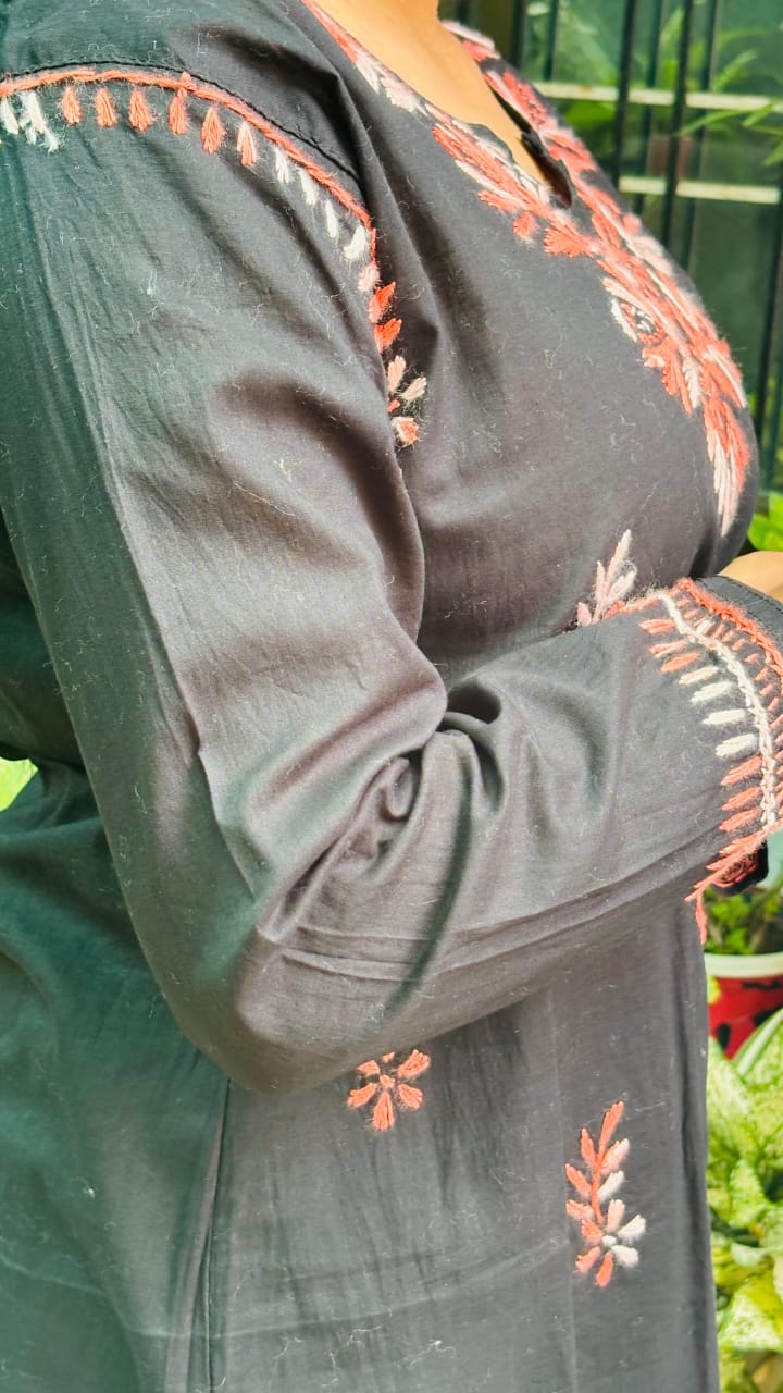 Sunset Bloom embroidery Black and orange Short top