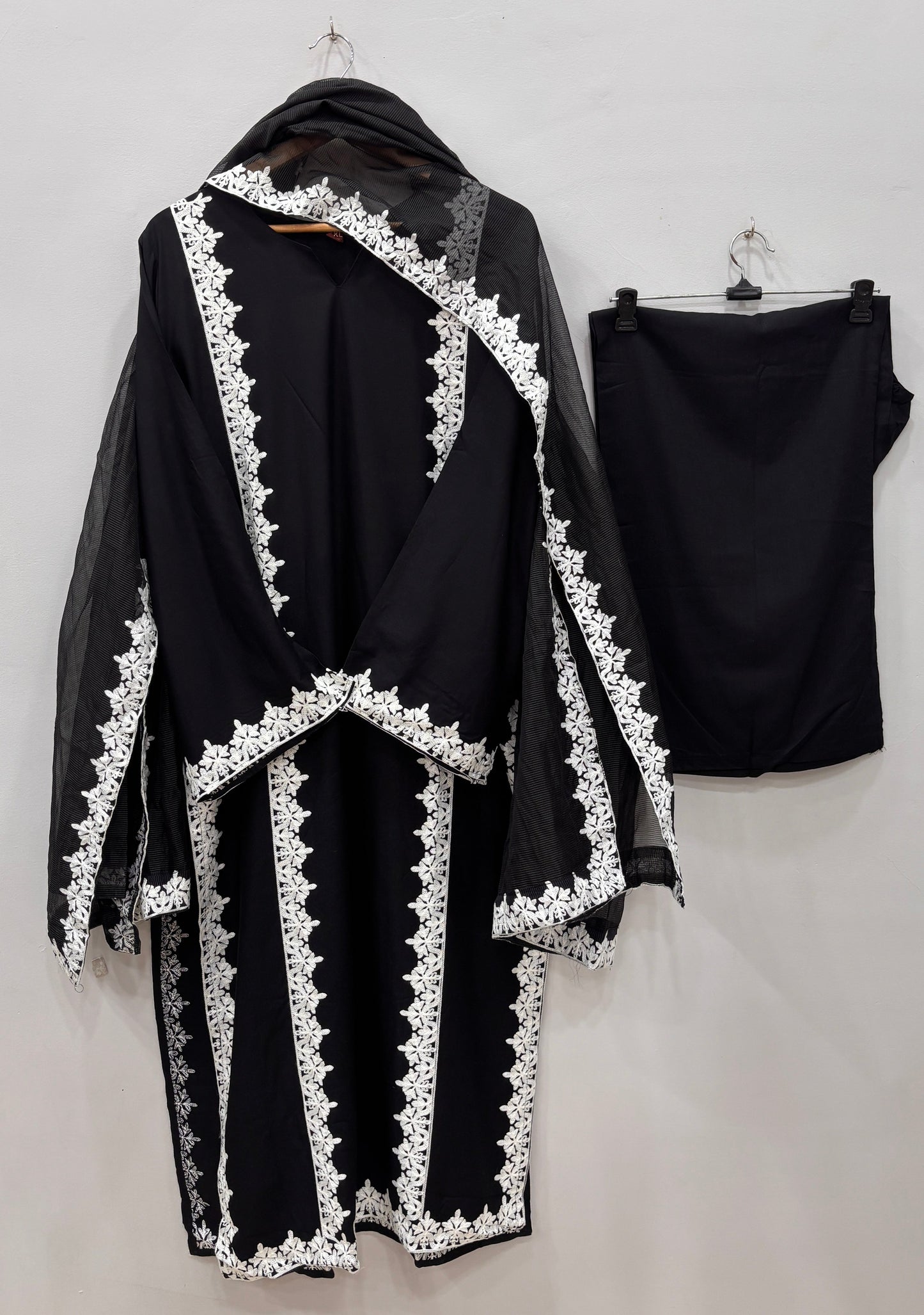 Noir Bloom Kurta Pant Set 🖤✨