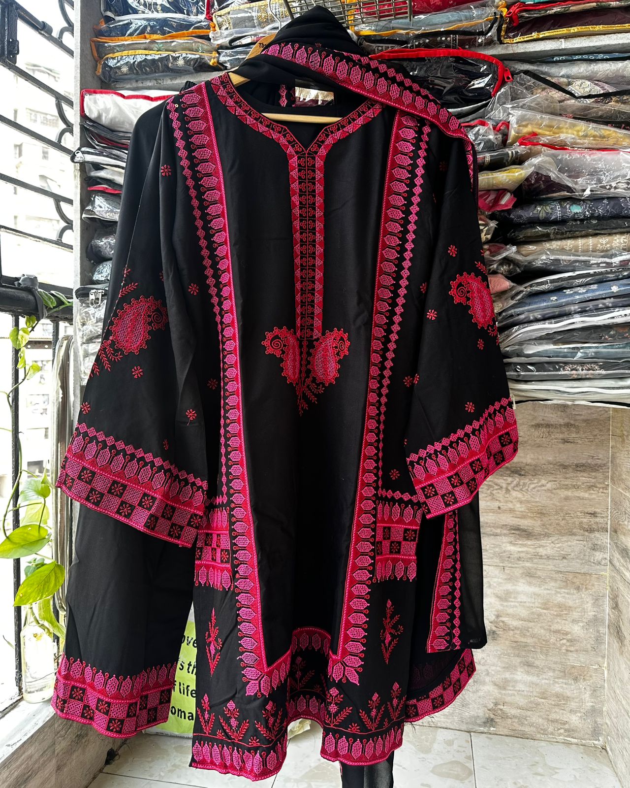 Florent Signature Embroidered Farshi Kurta Set – Black Pink