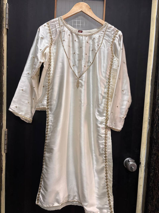 Ivory Silk Kurta Pant Set with Black Organza Dupatta & Zari Work